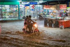 和女友横穿山洪