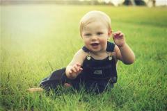 小孩子掉进井里