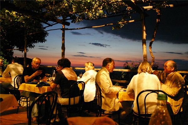 梦见吃饭是什么意思 梦见吃饭是什么意思