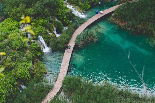 梦见湖泊是什么意思 梦见湖泊是什么意思