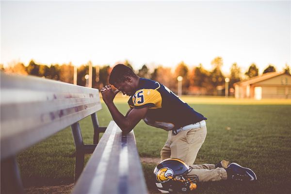 梦见下跪是什么意思 梦见下跪是什么意思