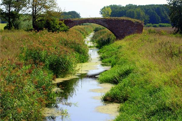 梦见阴沟是什么意思 梦见阴沟是什么意思